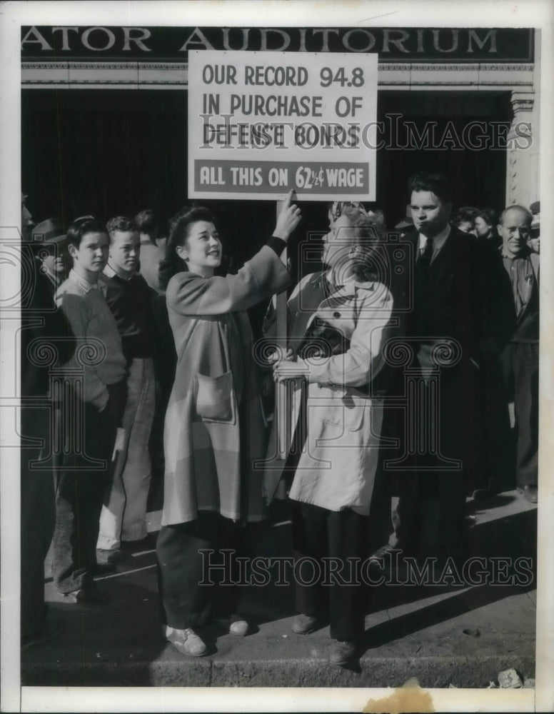 1943 Press Photo Boeing Aircraft workers demand raise - Historic Images