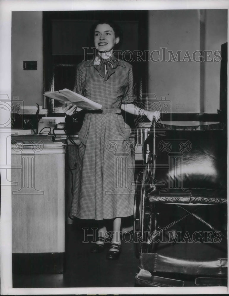 1952 Press Photo Betty Postemen Paralyzed - Historic Images