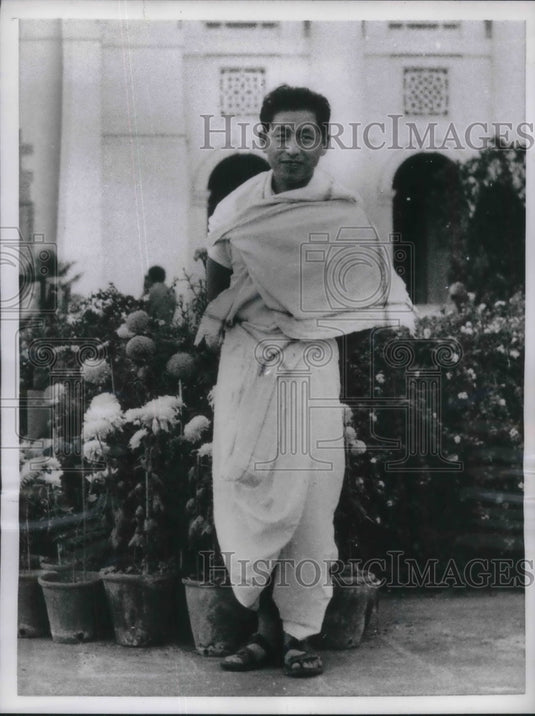 1957 Press Photo Japanese life giver poses in Calcutta, India, dress in Dhoti - Historic Images