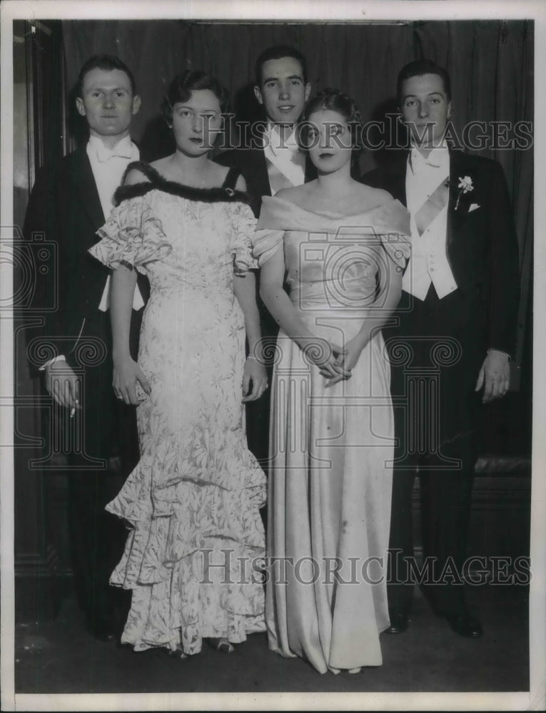 1934 Press Photo Students attending the Yale University Junior Prom - Historic Images