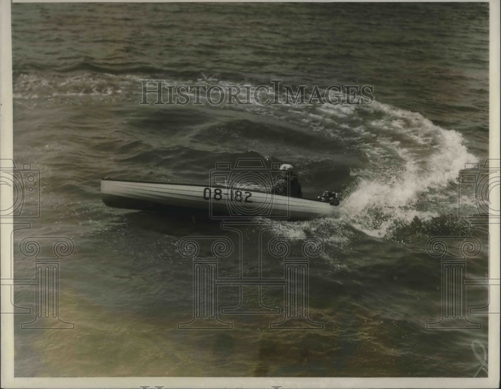 1928 Press Photo William Harris at the wheel in outboard Motorboat race in N.Y. - Historic Images