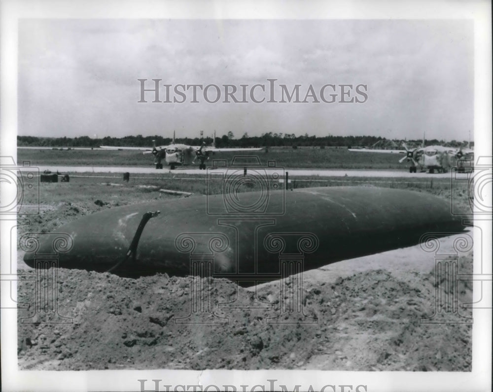 1962 Press Photo Pillow Tanks holds gallons of Jet Fuel Tank. - Historic Images