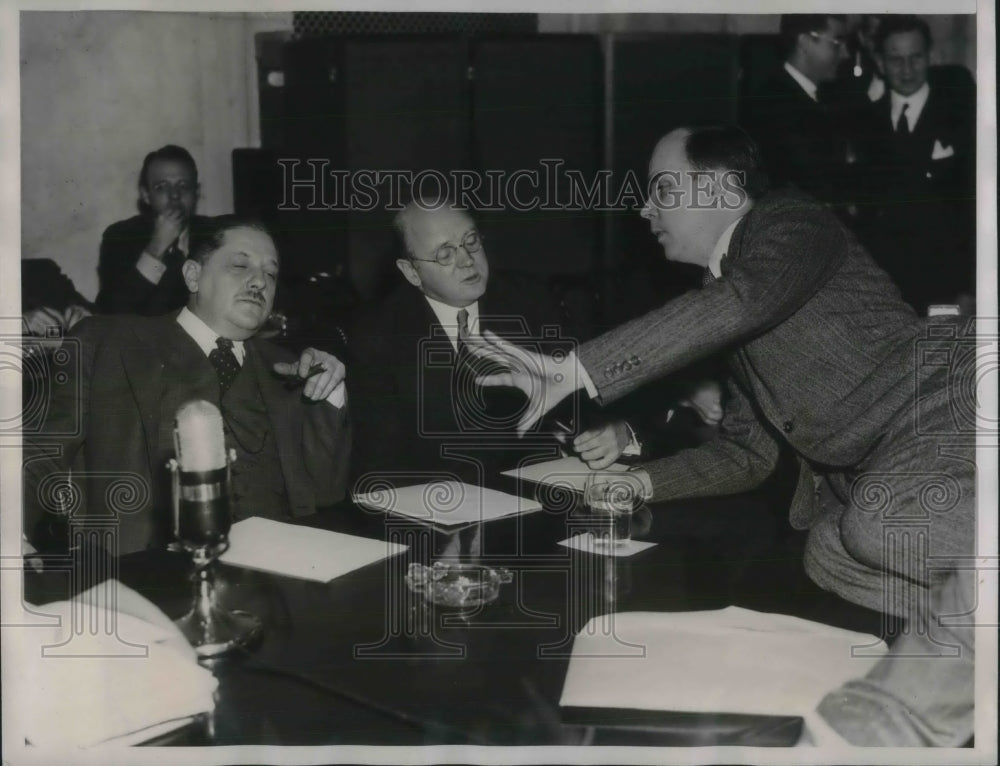 1938 Press Photo Edgar Goodrich Makes Point as Cox & Arnold Listen - Historic Images