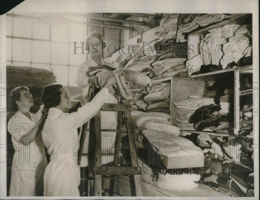 1939 Press Photo Tons of Christmas comfort from Canada for Evacuees- Historic Images
