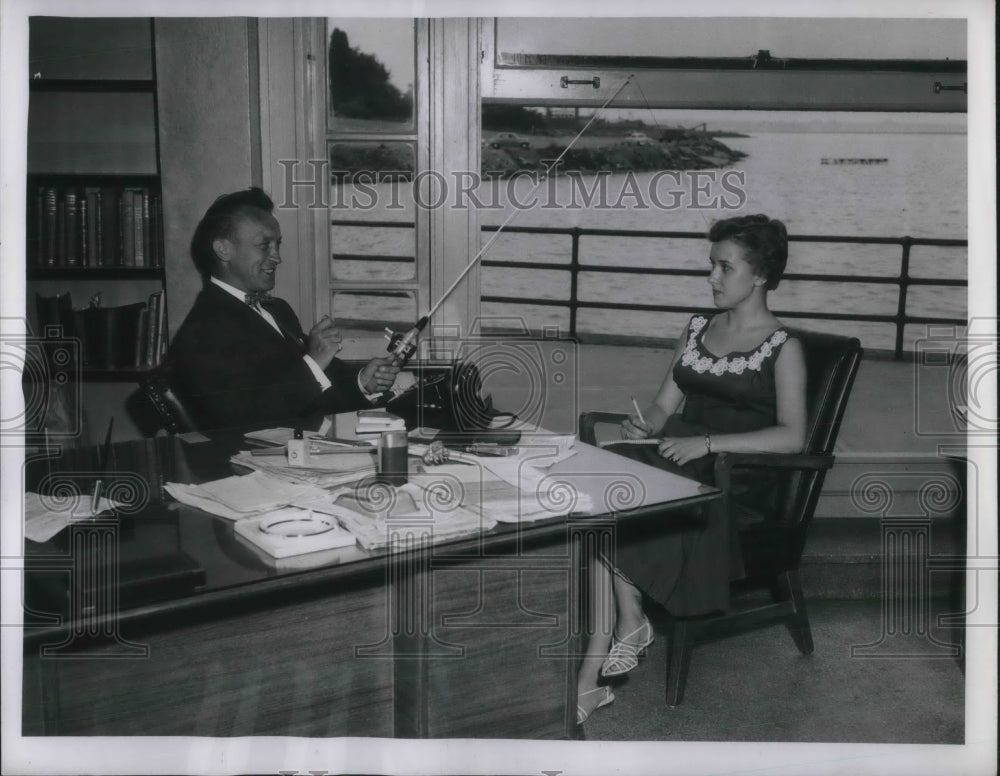 1955 Press Photo Tom Unik fishing with secretary Peggy Morris - Historic Images