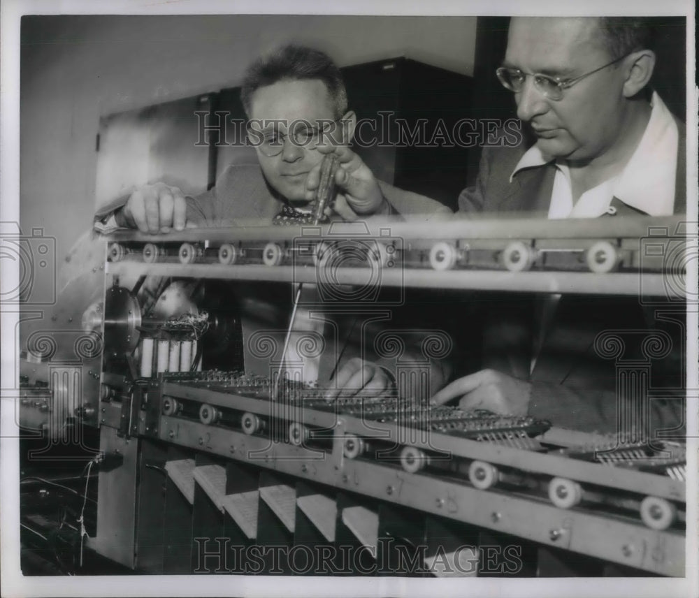 1953 Press Photo Israel Rotkin &amp; Jacob Rabinow demonstrates their invention - Historic Images