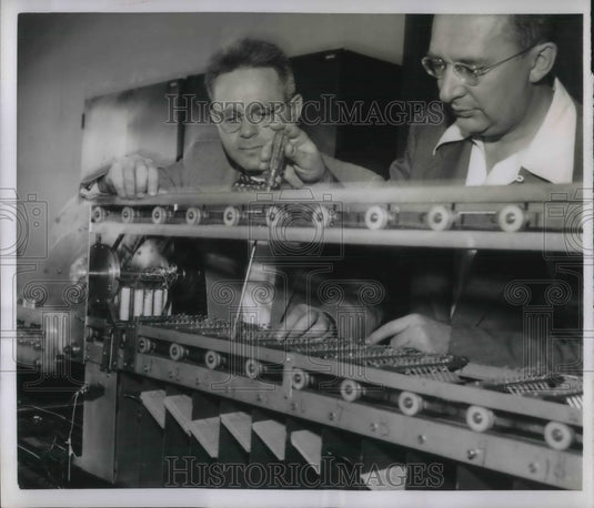 1953 Press Photo Israel Rotkin & Jacob Rabinow demonstrates their invention - Historic Images