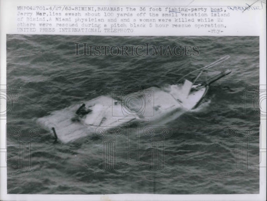 1963 Press Photo Sunken Fishing Party Boat Jerry Mar Washes On Bahamian Shore - Historic Images