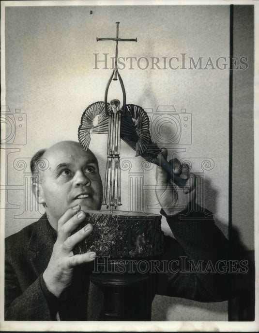 1969 Press Photo Rome, Italy Amble Sonaglia & crucifix made of nails - Historic Images