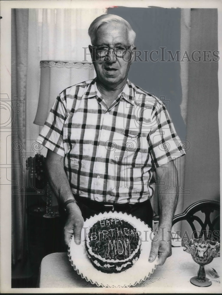 1968 Press Photo George Winkler age 69 &amp; cake for transplant patient - Historic Images