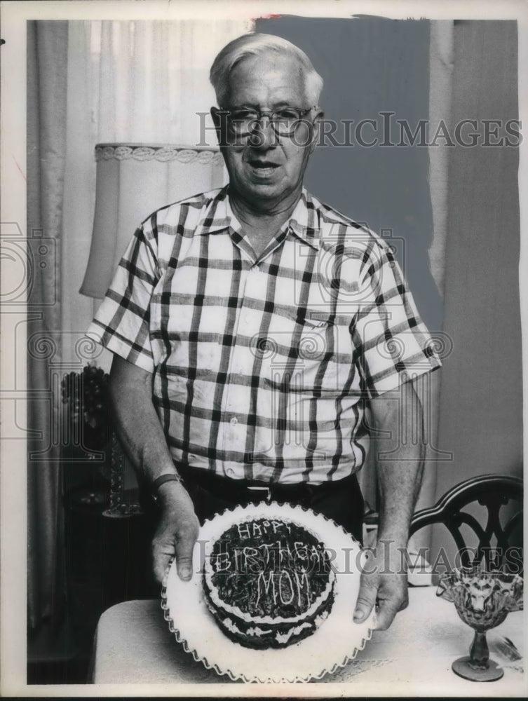 1968 Press Photo George Winkler age 69 & cake for transplant patient - Historic Images