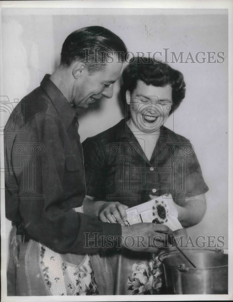 1952 Press Photo Mr. and Mrs. Jack Griffin Work Together in Kitchen - Historic Images