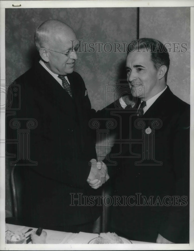 1937 Press Photo John Grayson Accepting Medal of Honor from Addison Day - Historic Images