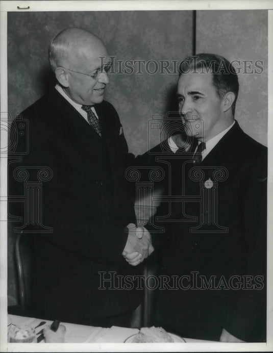 1937 Press Photo John Grayson Accepting Medal of Honor from Addison Day - Historic Images
