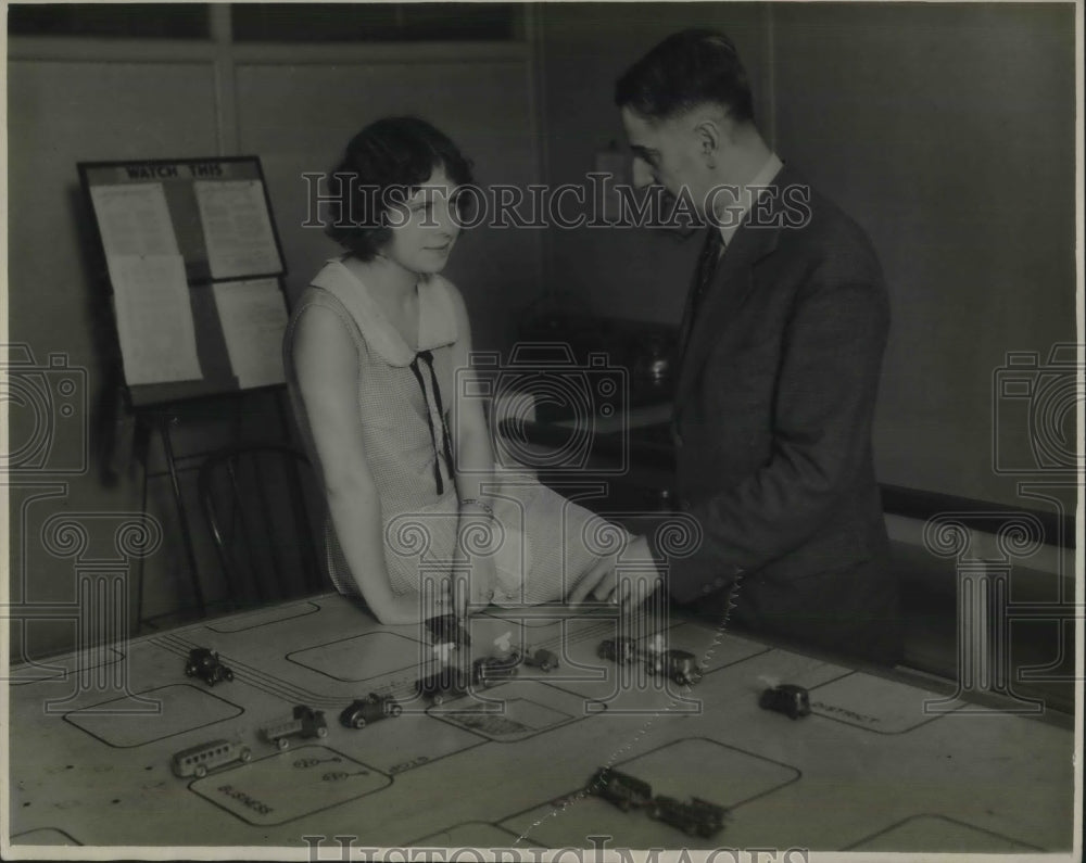 1929 Press Photo Chief safety instructor EB Gordon of Pacific T &amp; T Company - Historic Images