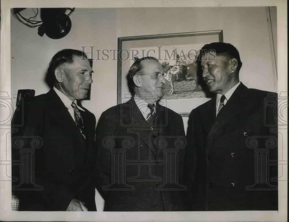 1939 Press Photo Frank Beaver &amp; William Davis Winnebago Indians with Congressman - Historic Images