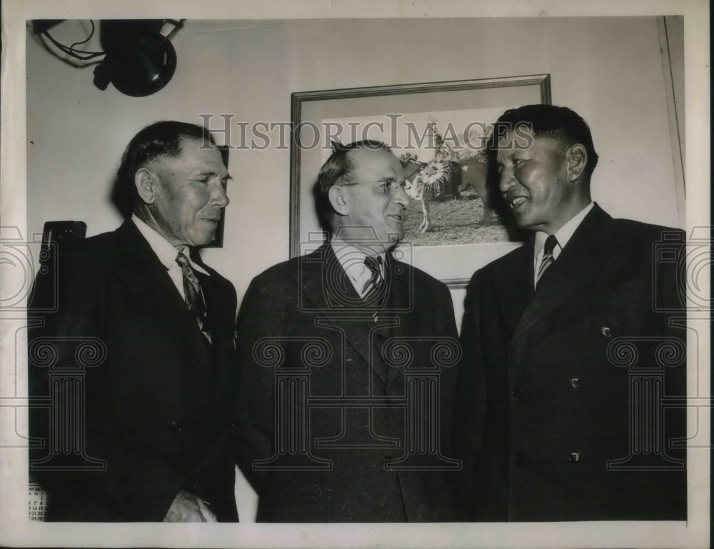 1939 Press Photo Frank Beaver & William Davis Winnebago Indians with Congressman - Historic Images