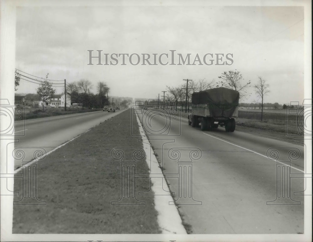 1949 Press Photo One Mere Truck Rides Down Lonely And Flat Looking Turnpike - Historic Images