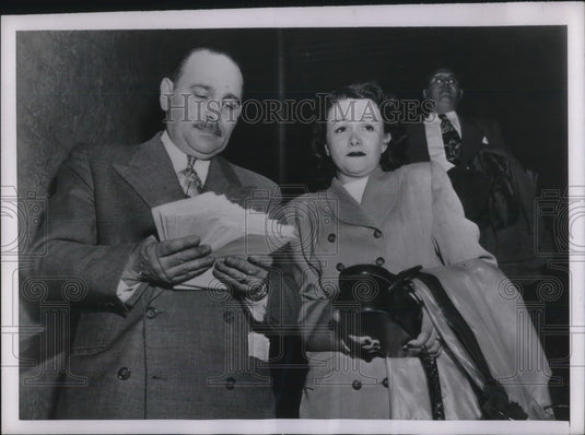 1953 Press Photo NYC, Mrs Lee Maggio at traffic court with Saul Allen. 59 ticket - Historic Images