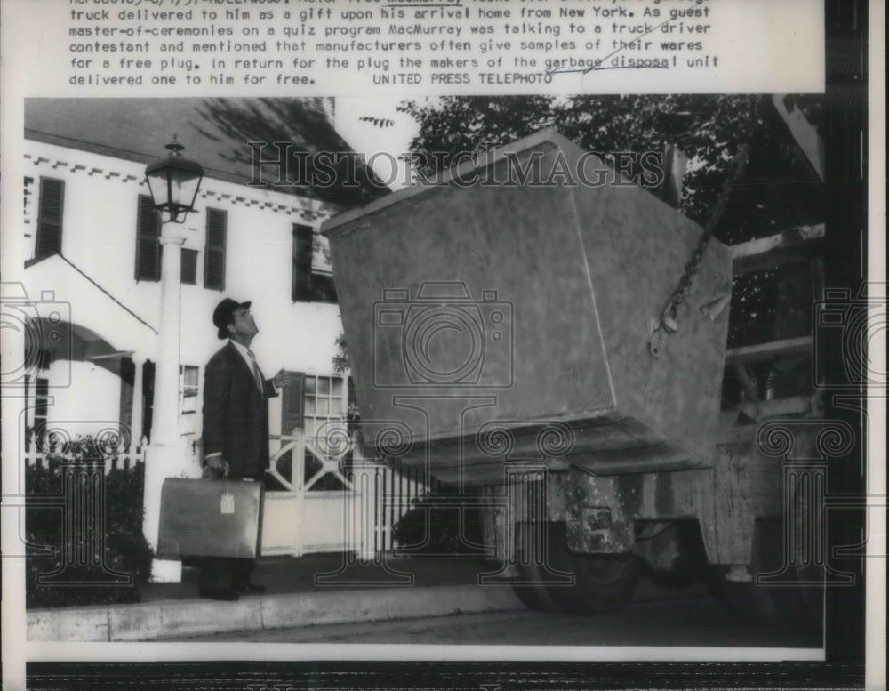 1957 Press Photo A garbage disposal truck delivered to a man at his home- Historic Images