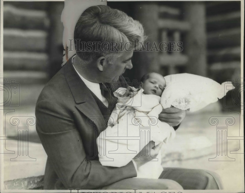 1931 Press Photo Clarence Sanders Holds Baby Daughter In White Dress Lair - Historic Images