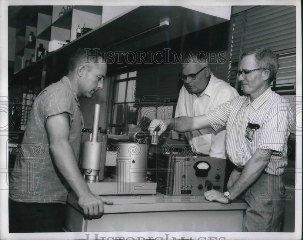 1960 Press Photo Microphotometer, Water Filtration, W R Conley, Pasco Washington - Historic Images