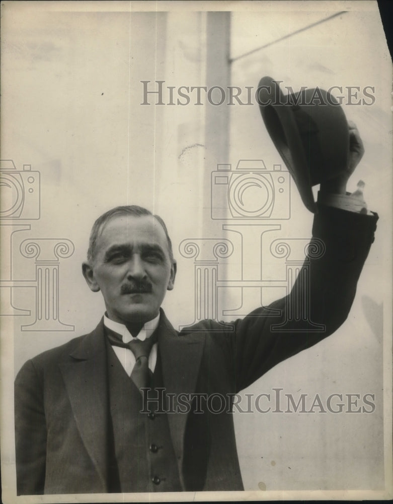 1922 Press Photo Mr. W. Linte Smith leaves New York for Europe. - Historic Images