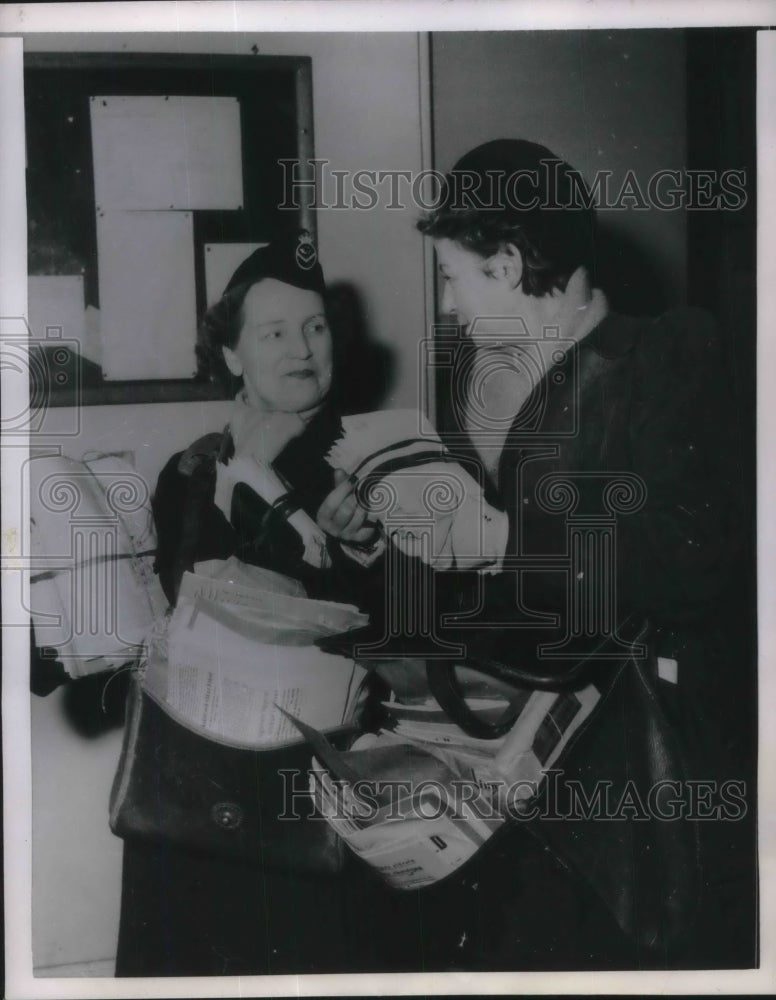 1955 Press Photo Stockholm, Sweden Mrs Margit Anderson &amp; reporter at post office - Historic Images