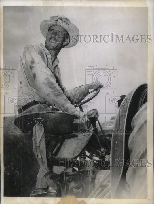 1943 Press Photo Orville Peddy drives a tractor even he is crippled - Historic Images
