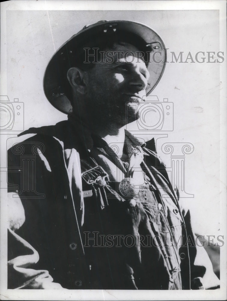 1941 Press Photo Worker at Grand Coulee Dam in Washington - Historic Images