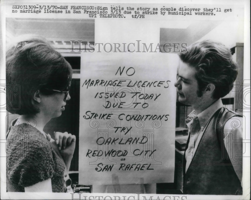 1970 Press Photo Couple Reads Sign of No Marriage License Due to Strike - Historic Images