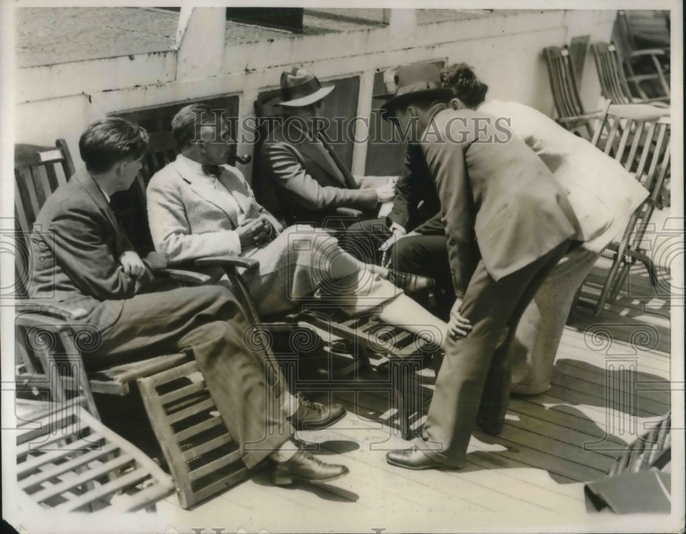 1931 Press Photo Dr George Jameson Carr Talks to Reporters Starr Faithfull Death - Historic Images