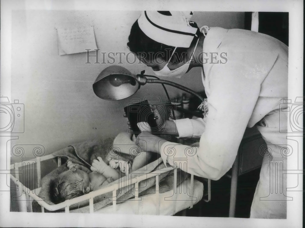 1938 Press Photo Baby&#39;s footprint is taken for precaution for mistaken identity - Historic Images