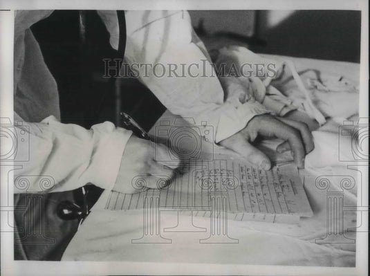 1938 Press Photo Physician writes down complete record of birth & examinations - Historic Images
