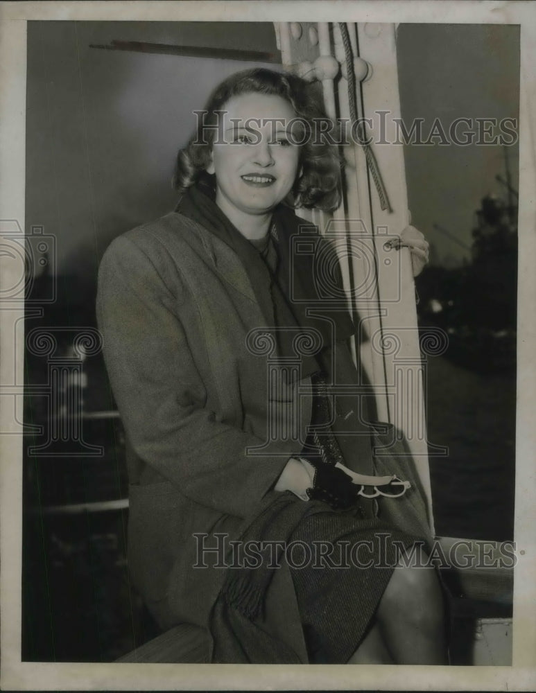 1941 Press Photo Alice Olsen arrives on S.S. Carvalho gets U.S. Visa- Historic Images