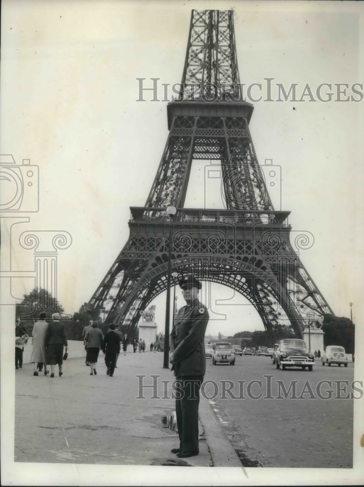 1956 Press Photo William W. Bruce of American Red Cross in Paris, France - Historic Images