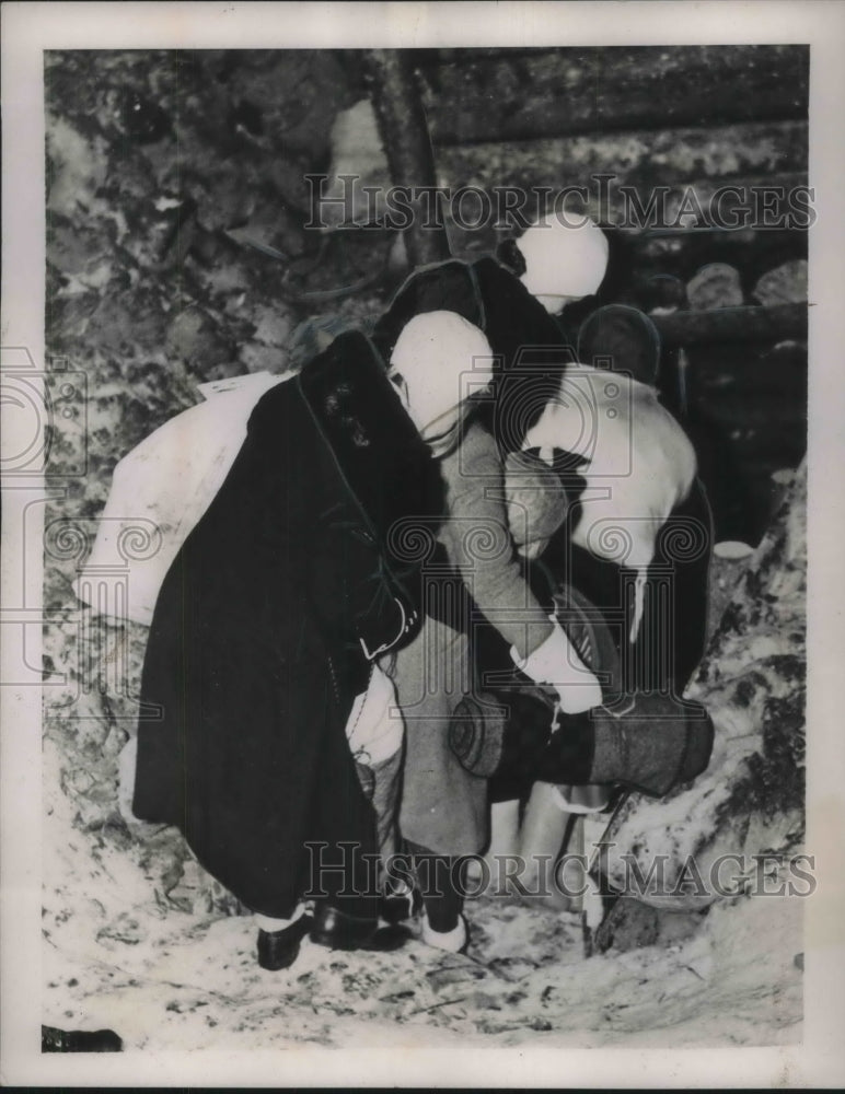 1940 Press Photo Finnish women and children in air raid shelter at North Finland - Historic Images