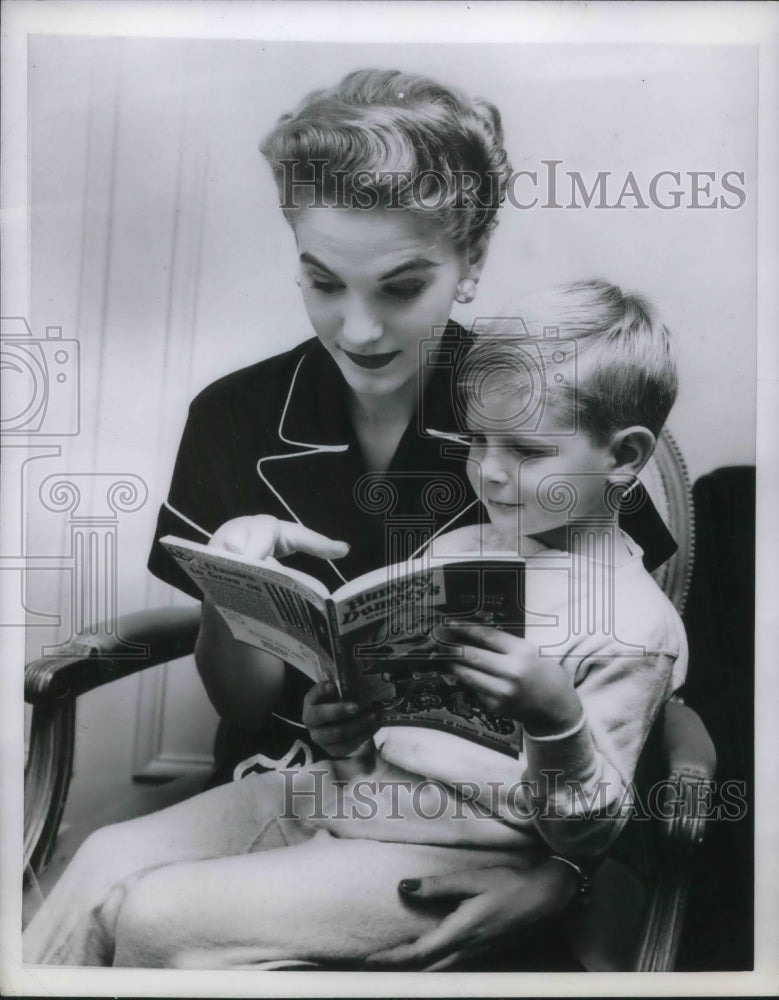 1952 Press Photo Mother encourages child to read - Historic Images