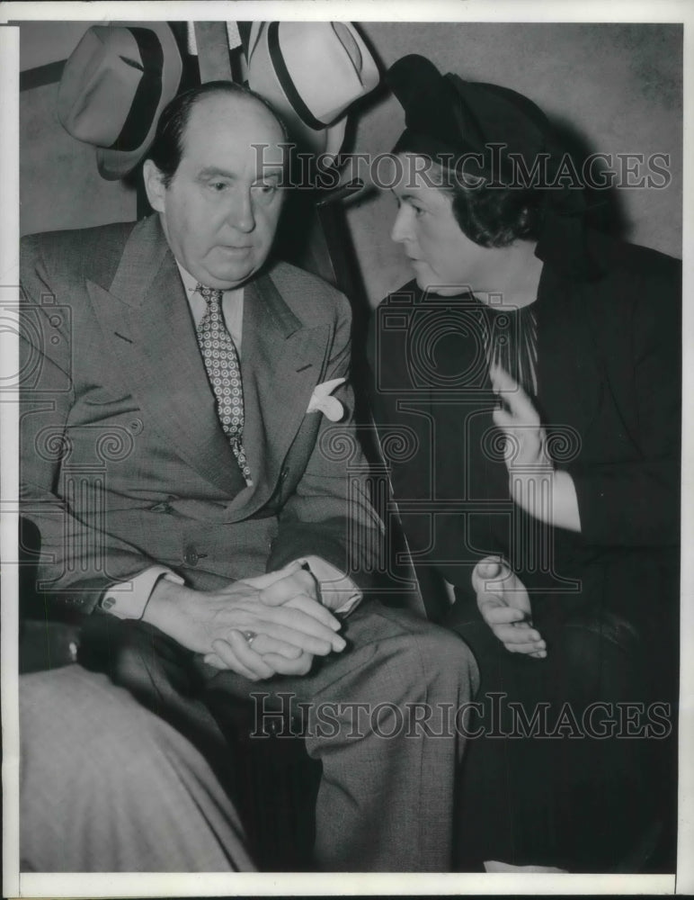 1941 Press Photo Mrs Marie Tucker Confers with Attorney Jerry Giesler Stab Husba - Historic Images