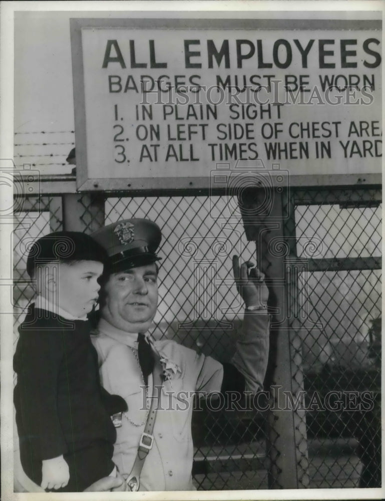 1943 Press Photo 3 year old, John Longaker Jr.with Officer Ted Farwig - Historic Images