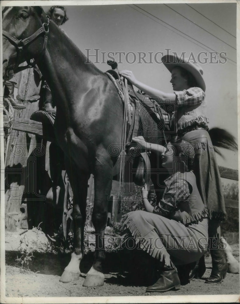 1943 Press Photo How to saddle a horse. - nec51296-Historic Images