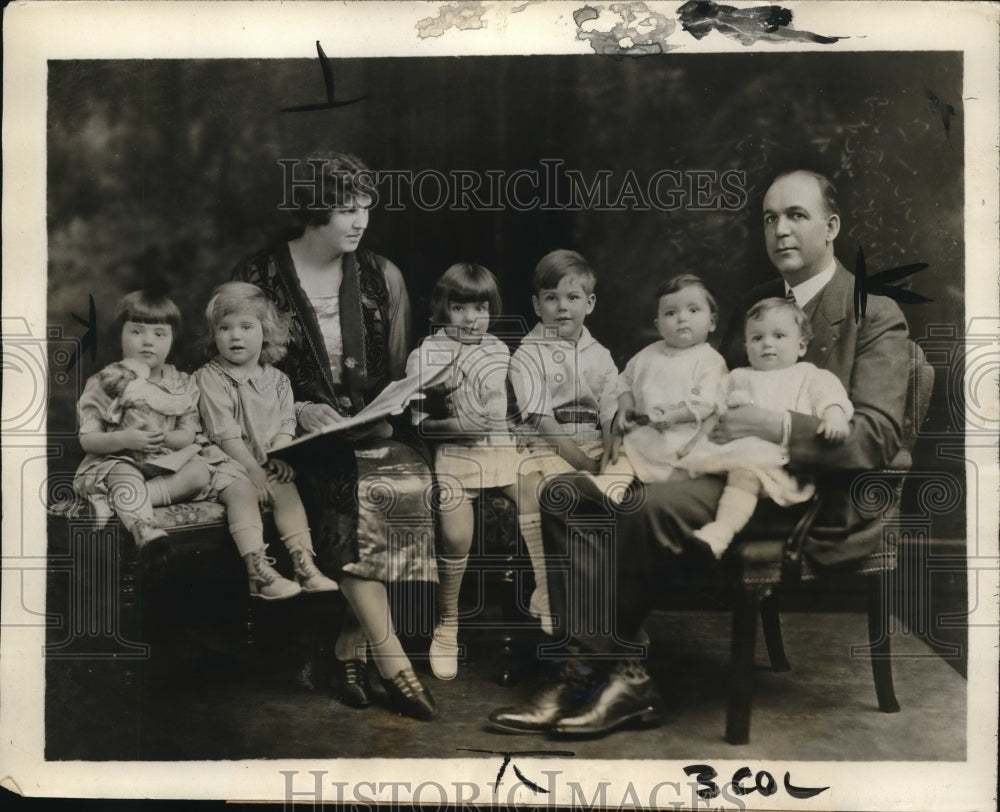 1927 Press Photo Mr. and Mrs. Paul Reynnolds with three sets of twins. New York - Historic Images