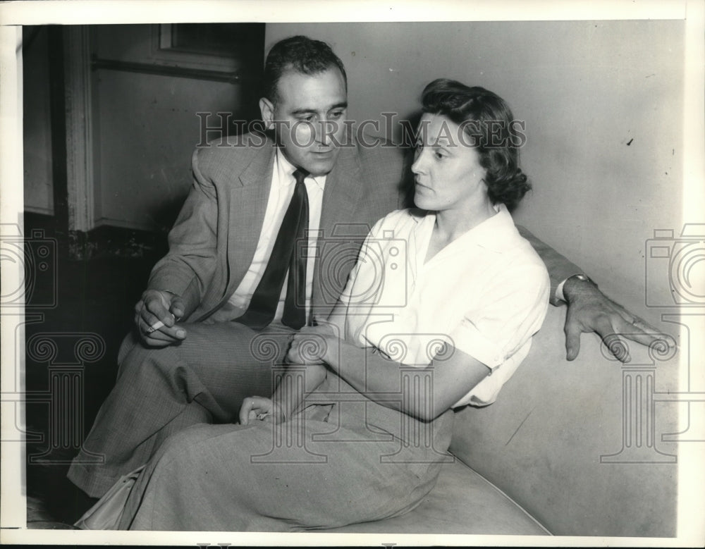 1956 Press Photo Hamden, Conn Mr &amp; Mrs Stephen Ruotold, baby kidnapped - Historic Images