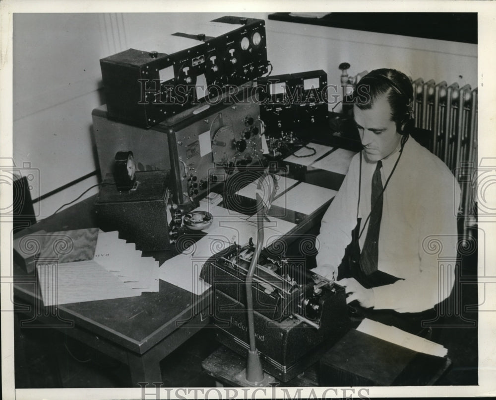 1939 Press Photo Radio Operator Tom Roberts Keeps in Touch with Planes - Historic Images