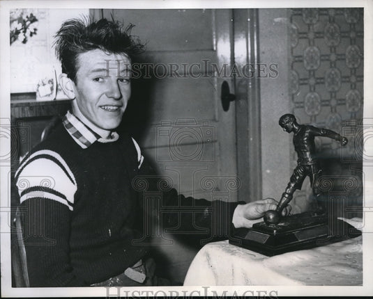 1958 Press Photo Winston Churchill wins soccer trophy. - Historic Images