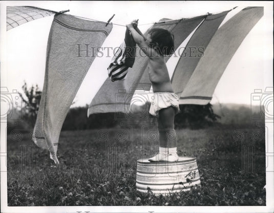 1956 Press Photo Little Susan O'brien hang her striped polo - Historic Images