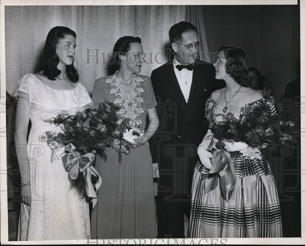 1946 Press Photo Gwin Barnwell Secretary of Agriculture and Mrs Clinton Anderso - Historic Images