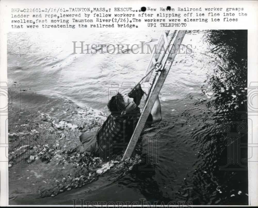 1961 Press Photo New Haven Railroad worker slips off into Taunton River - Historic Images