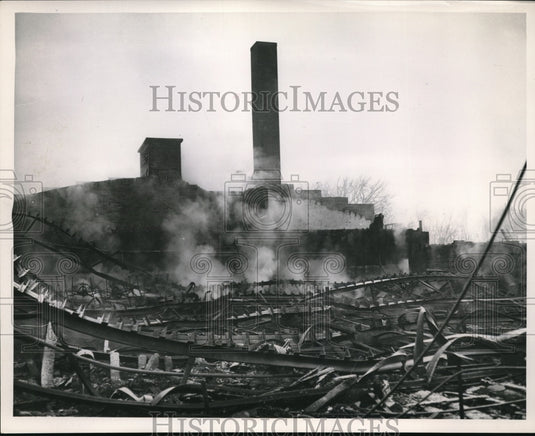 1953 Press Photo Fire swept bowling alley half of the Berea Roller Bowl - Historic Images