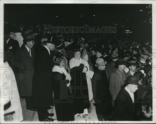 1933 Press Photo Crowd not admitted to Governor's Ball due to large attendance - Historic Images